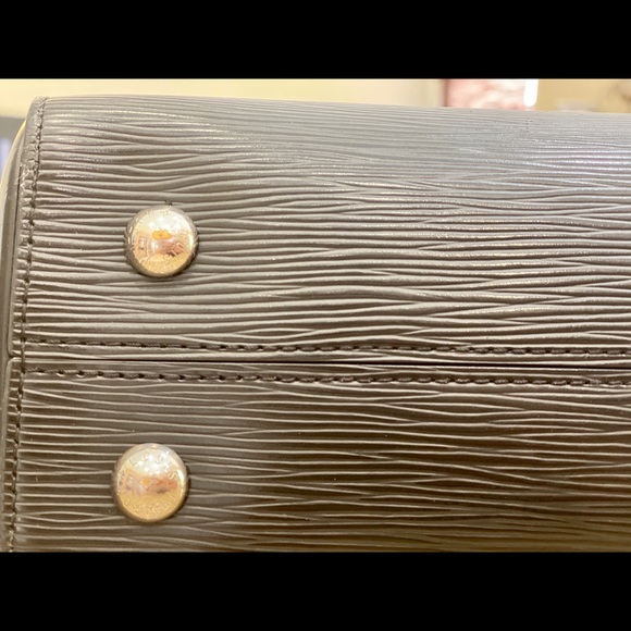 Louis Vuitton Cluny MM Epi - Picture 7 of 10